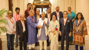 দুপুরে রাষ্ট্রীয় অতিথি ভবন যমুনায় প্রধান উপদেষ্টার কাছে প্রতিবেদনটি হস্তান্তর করে গনমাধ্যম সংস্কার কমিশন