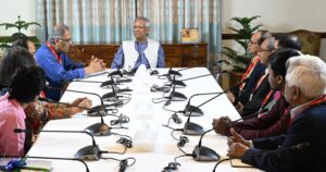 দুপুরে রাষ্ট্রীয় অতিথি ভবন যমুনায় প্রধান উপদেষ্টার কাছে প্রতিবেদনটি হস্তান্তর করে গনমাধ্যম সংস্কার কমিশন