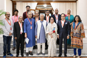 দুপুরে রাষ্ট্রীয় অতিথি ভবন যমুনায় প্রধান উপদেষ্টার কাছে প্রতিবেদনটি হস্তান্তর করে গনমাধ্যম সংস্কার কমিশন