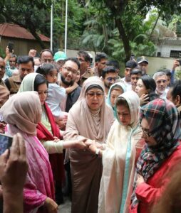 আত্মীয়-স্বজন নিয়ে ফিরোজায় প্রবেশ করছেন খালেদা জিয়া