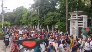 শাহবাগে দ্বিতীয় দিনের মতো ছাত্র-জনতার বিক্ষোভ চলছে