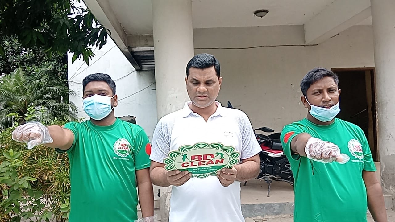 পরিচ্ছন্ন বাংলাদেশ গড়ার লক্ষ্য অর্জনে একদল তরুণ