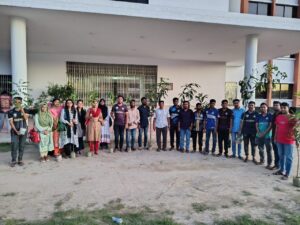ক্যাম্পাসে কৃষ্ণচূড়া, আম, কাঁঠালের চারা লাগাচ্ছেন শিক্ষার্থীরা।