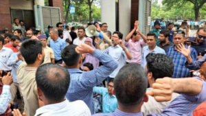 বিক্ষোভের সময় কর্মকর্তা-কর্মচারীরা বিভিন্ন স্লোগান দিচ্ছেন।