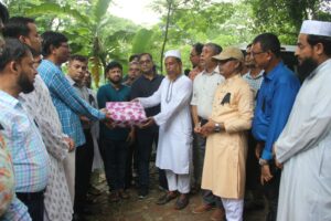 শহিদের চাচার হাতে উপহার তুলে দিয়ে শ্রদ্ধা জানালেন উপাচার্য