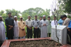 শহিদদের স্মরণে দোয়া পরিচালনায় ছিলেন পেশ ইমাম হাফেজ মুফতি আব্দুল হাকীম