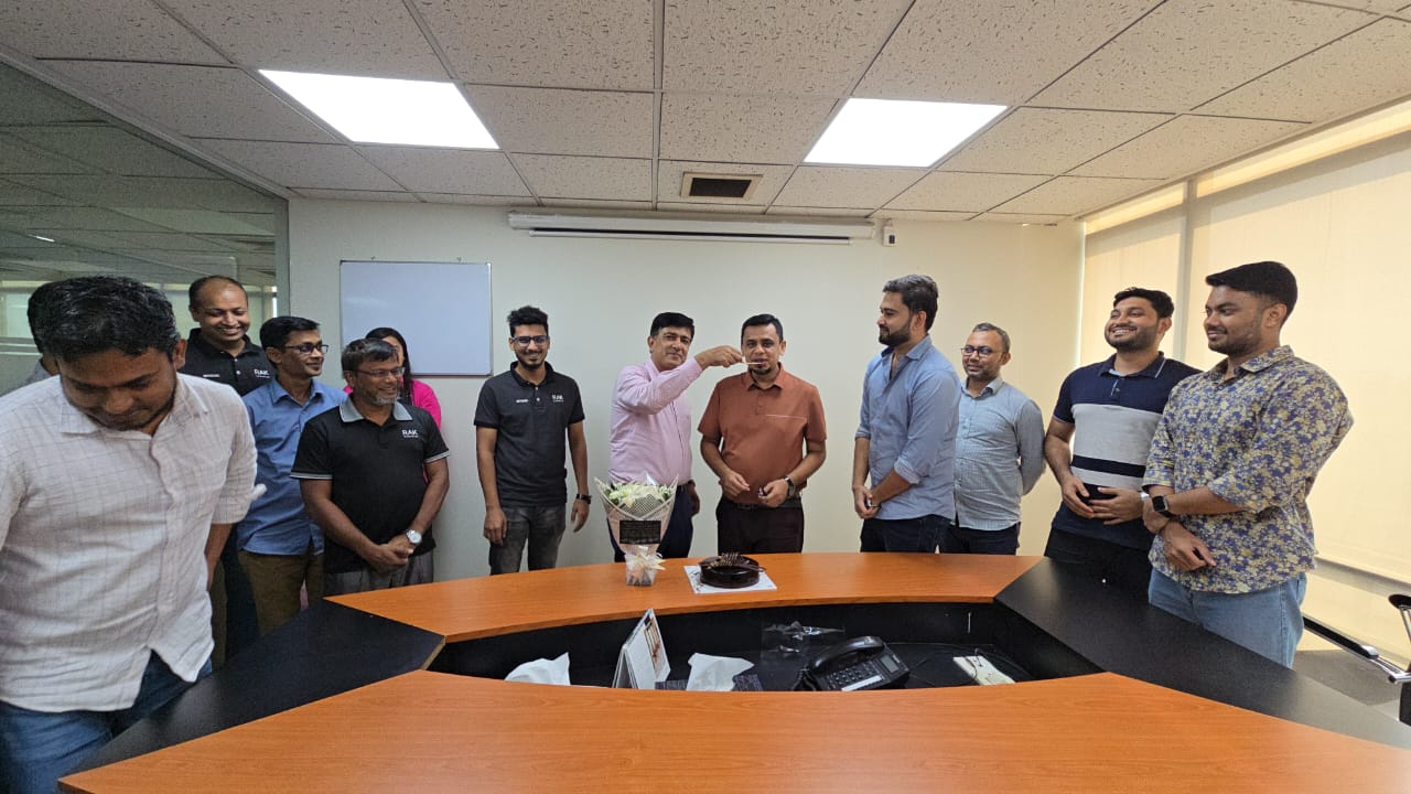 সহকর্মীদের সাথে জন্মদিন উদযাপনের মুহুর্ত